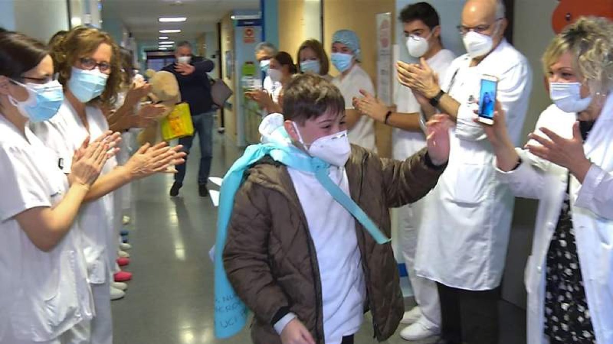 El personal médico despide a Mateo tras ser dado de alta en el Hospital de Alcázar de San Juan. SESCAM