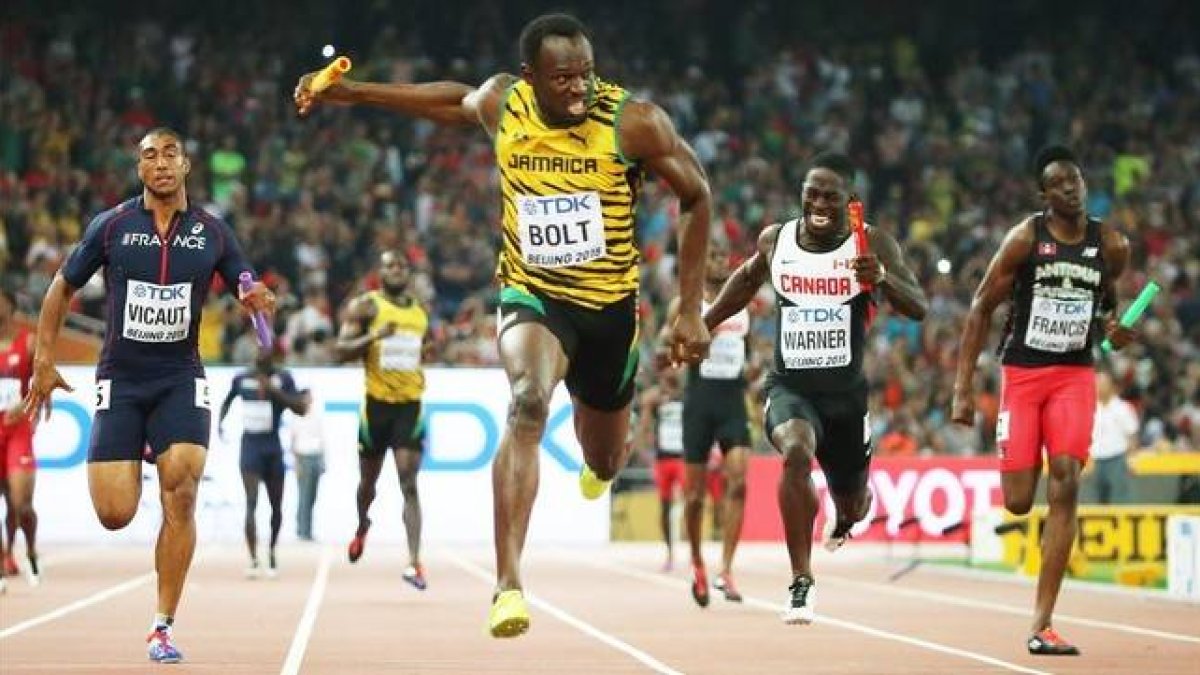 Usain Bolt culmina el relevo 4x100 de Jamaica con una victoria.