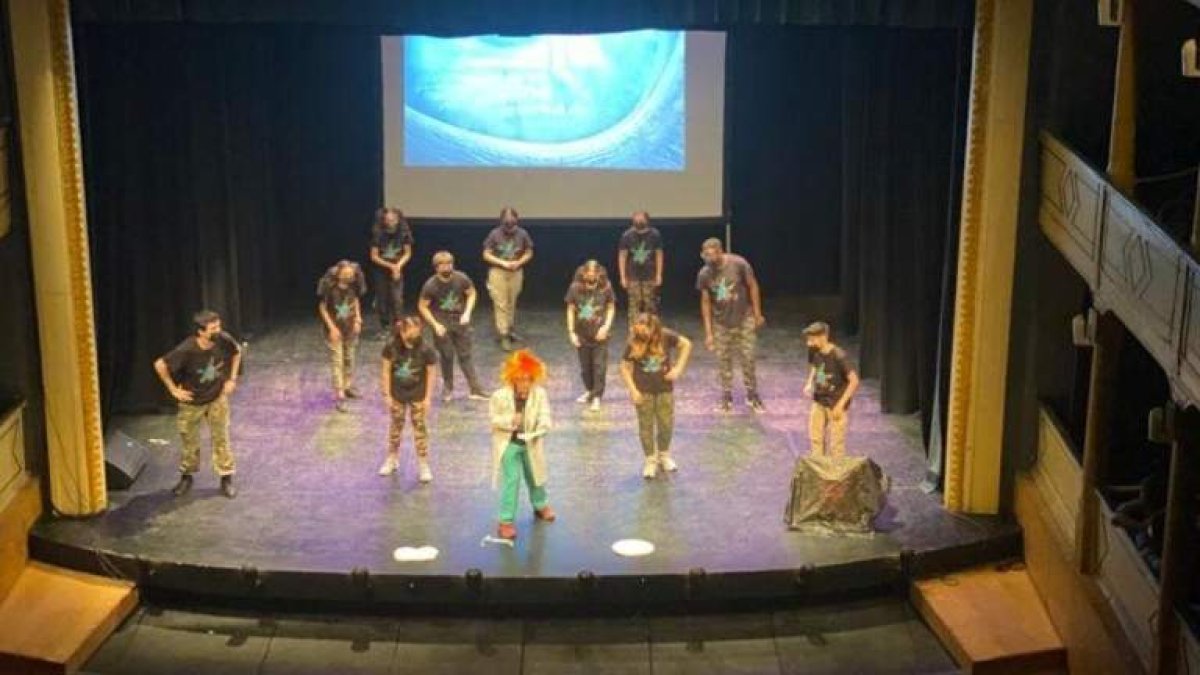 Interpretación de Athenea Teatro Joven sobre el escenario. DL