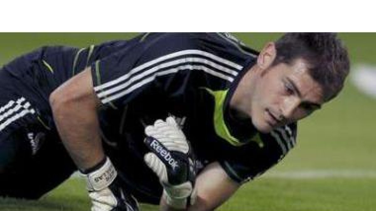 Casillas, durante el calentamiento antes del partido contra el Málaga.