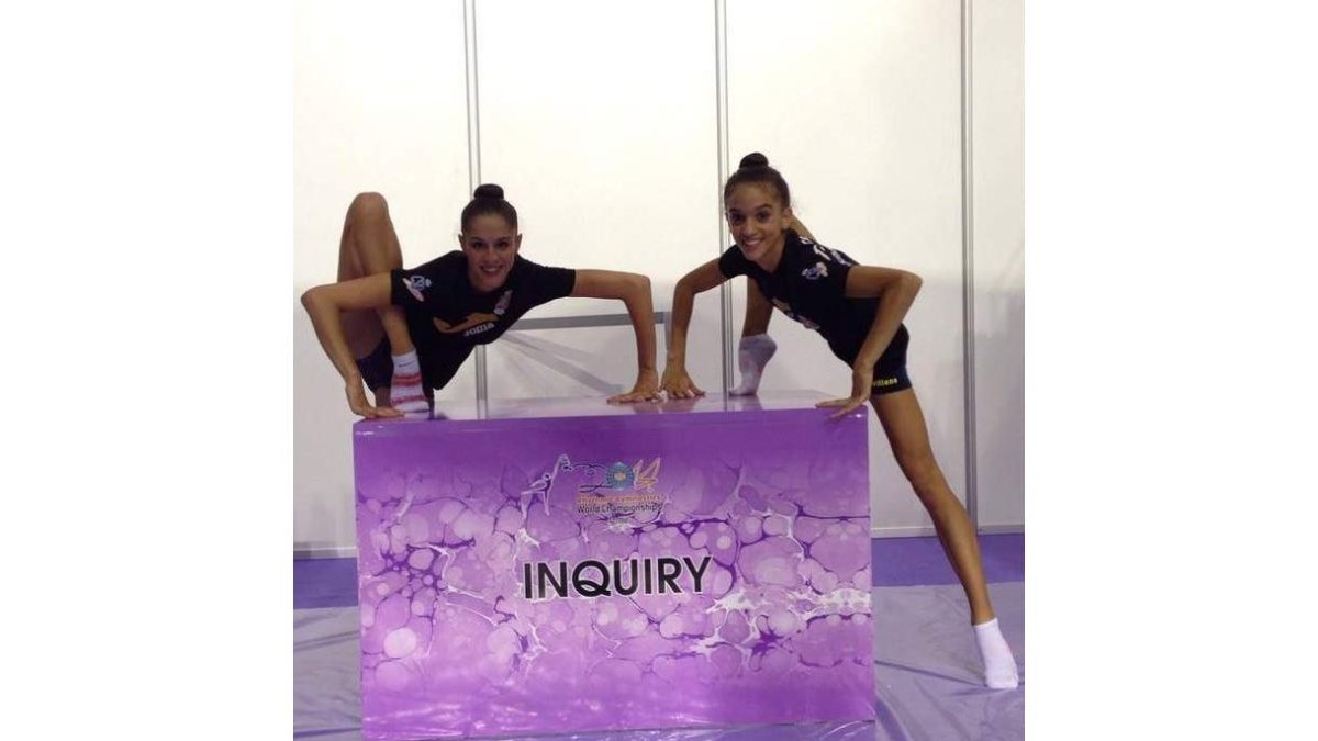 Carol junto a Sara, las dos gimnastas leonesas en Izmir.