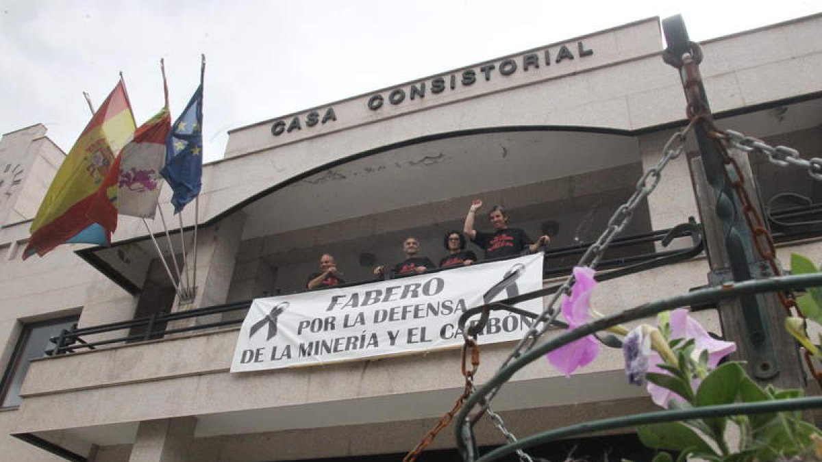 Fachada del consistorio faberense durante los encierros mineros de junio del año pasado.