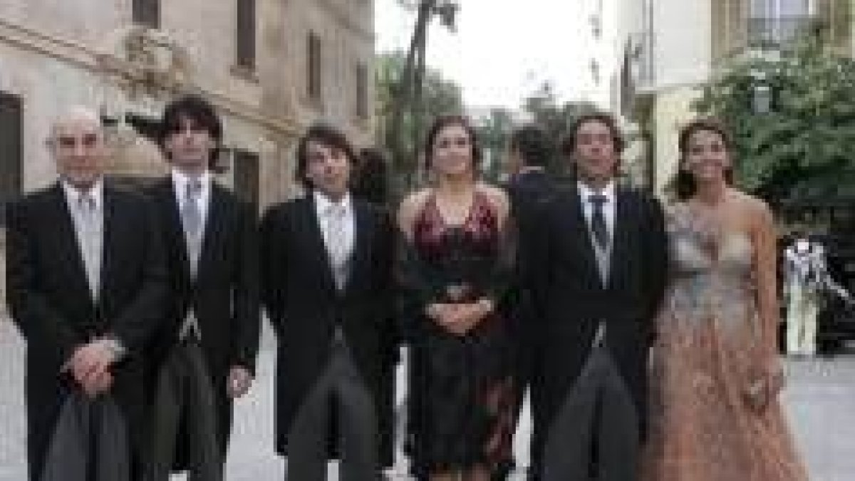 Manolo -padre-, Jorge, Raúl y su novia y Óscar y su novia