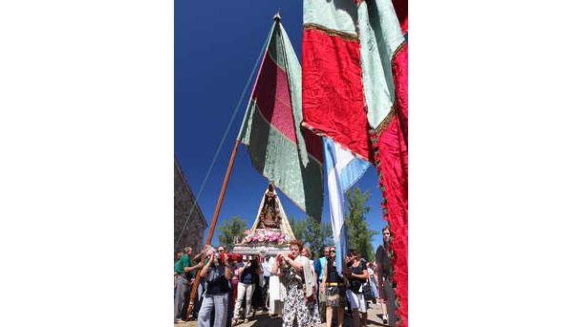 La Virgen de Boinas, vitoreada en su recorrido.