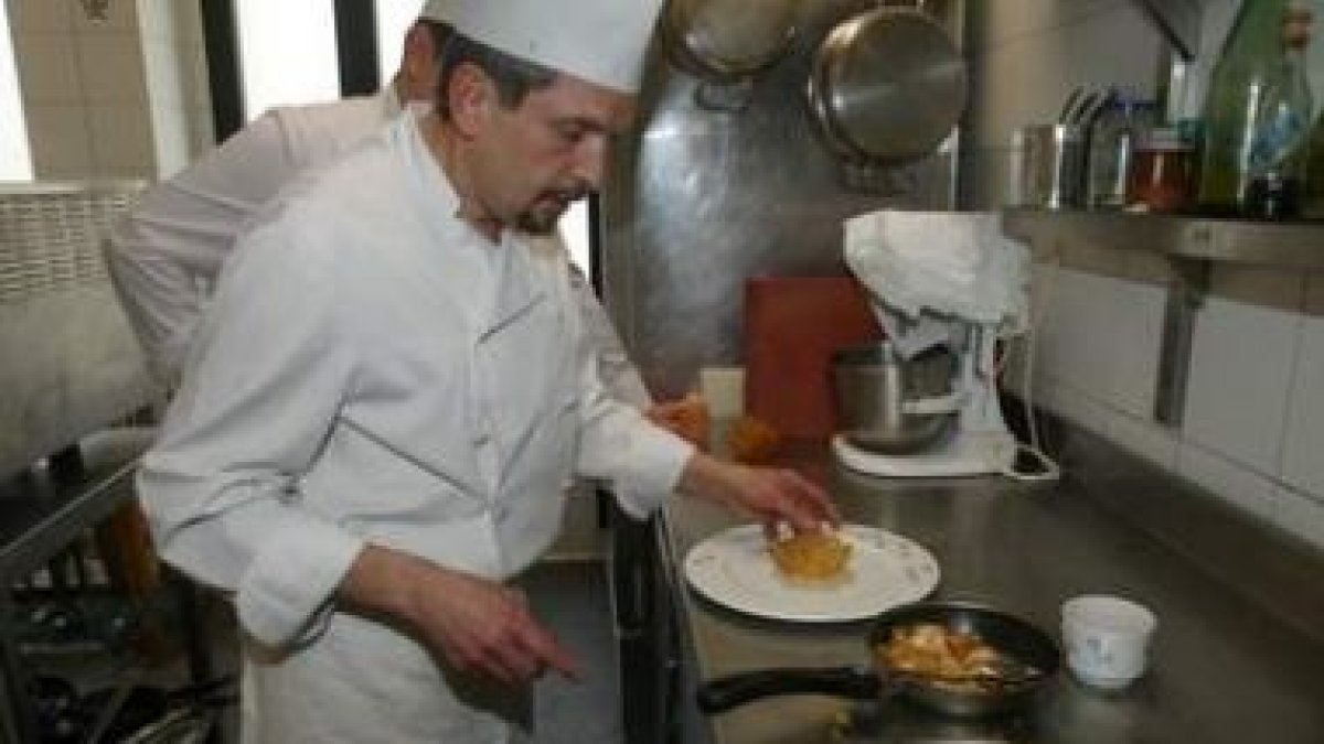 José Manuel Mella, en los fogones de la cocina del Hotel Alfonso V de León