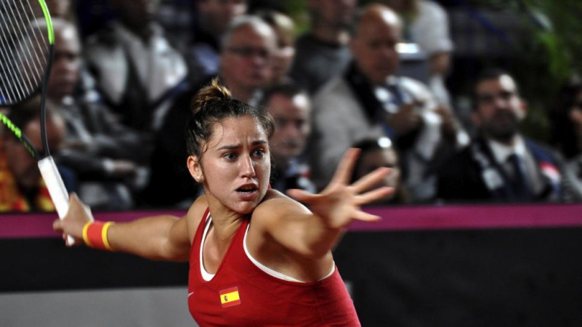 Sara Sorribes, este sábado, durante su partido frente a la francesa Pauline en la confrontación de repesca al Grupo Mundial de la Copa Federación que se disputa en Roanne