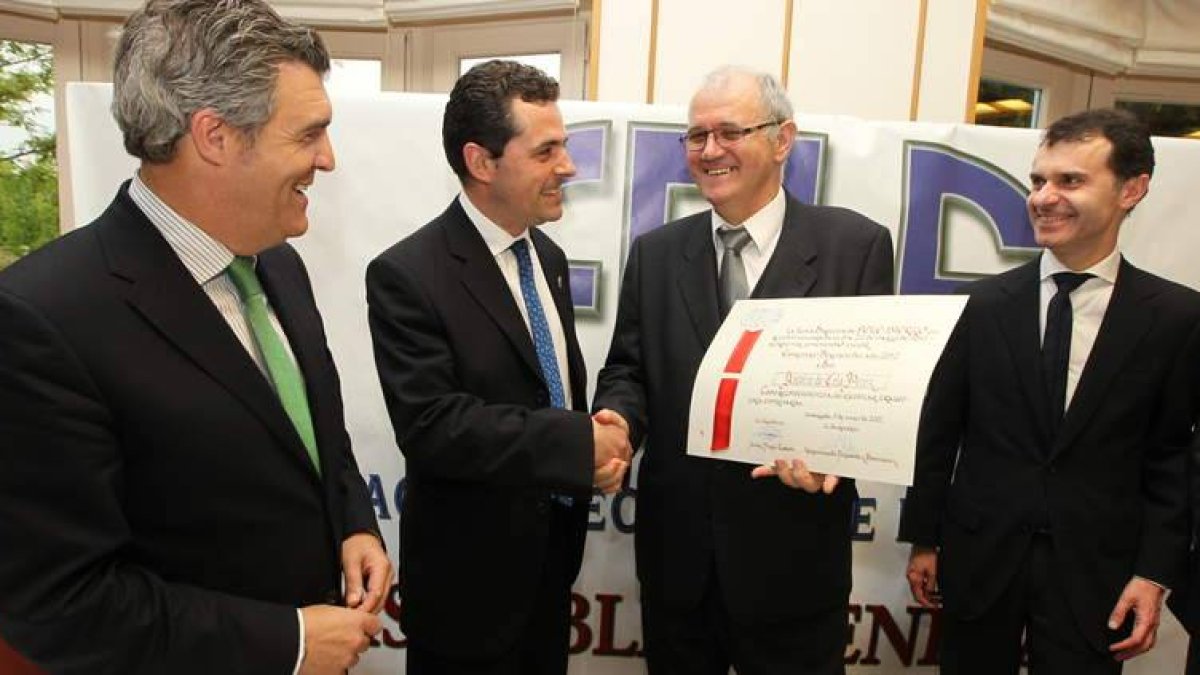 Antolín de Cela recoge el diploma de empresario del año de la mano de Morán, ante la mirada de Cepedano y Herrero.