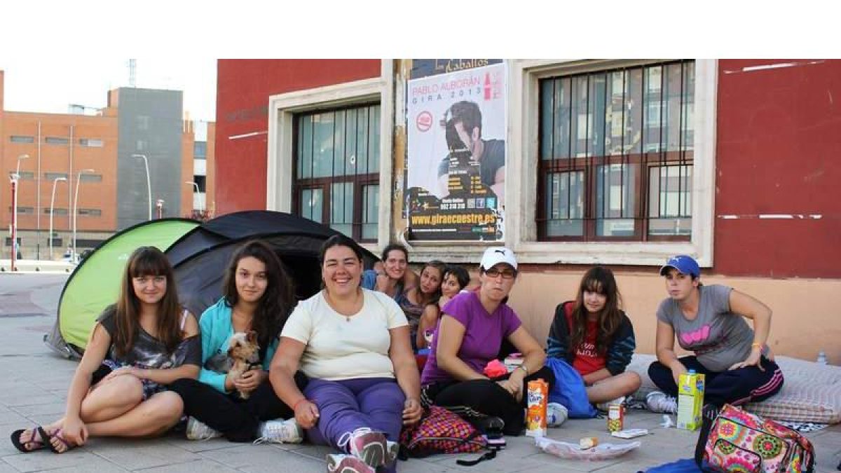 Los fans de Pablo Alborán acampados en la Plaza de Toros de León.