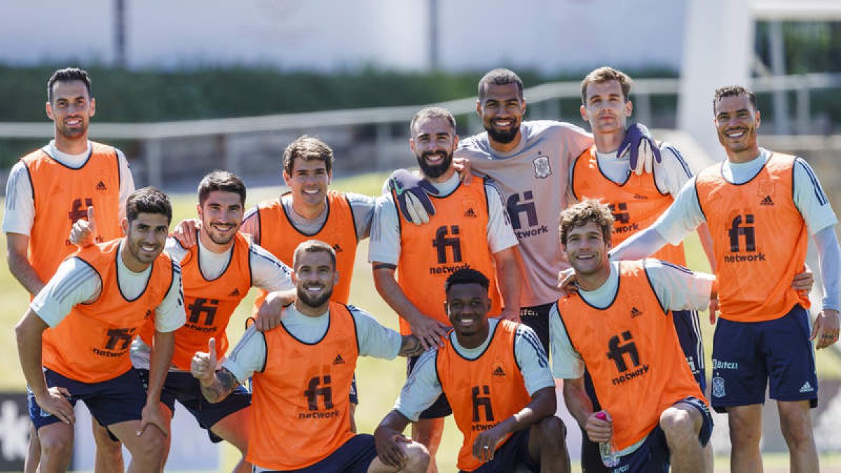 La selección española, durante el último entrenamiento antes de medirse a Portugal. PABLO GARCÍA