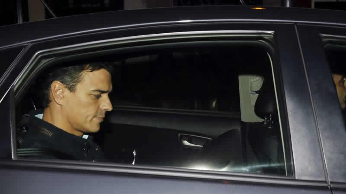 El secretario general del PSOE, Pedro Sánchez, a su salida ayer de la sede socialista. BALLESTEROS