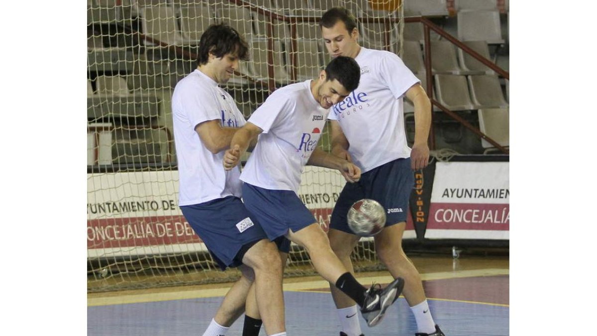Los jugadores del Ademar en el entrenamiento de ayer.