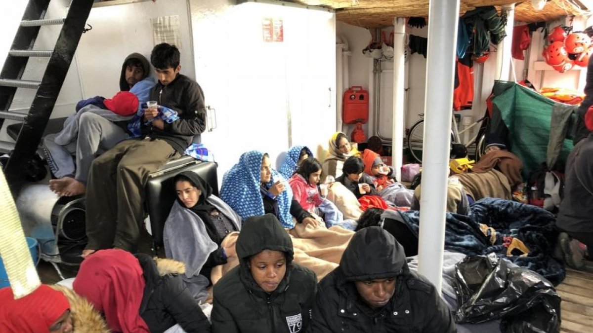 Inmigrantes y refugiados rescatados por Proactiva Open Arms la noche del 25 de diciembre.