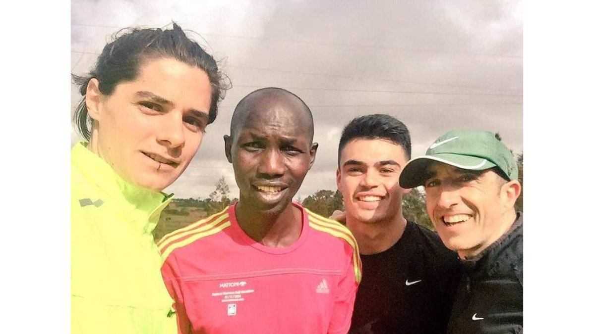 Aláiz junto a Kipsang (i) y a un grupo de niños residentes en la localidad keniana de Iten