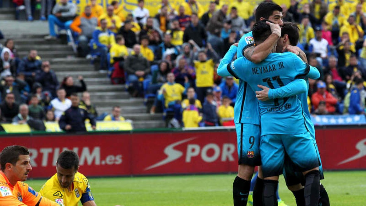 Neymar Jr. celera con sus compañeros el segundo gol del Barcelona. Elvira Urquijo