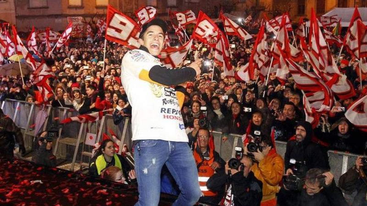 Márquez saluda a los aficionados que acudieron al homenaje.