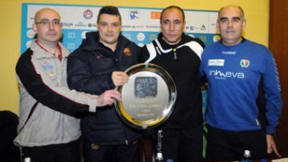 Los cuatro técnicos sostienen la Copa Asobal que se disputa: Ribera, Pascual, Dujshebaev y Pastor.