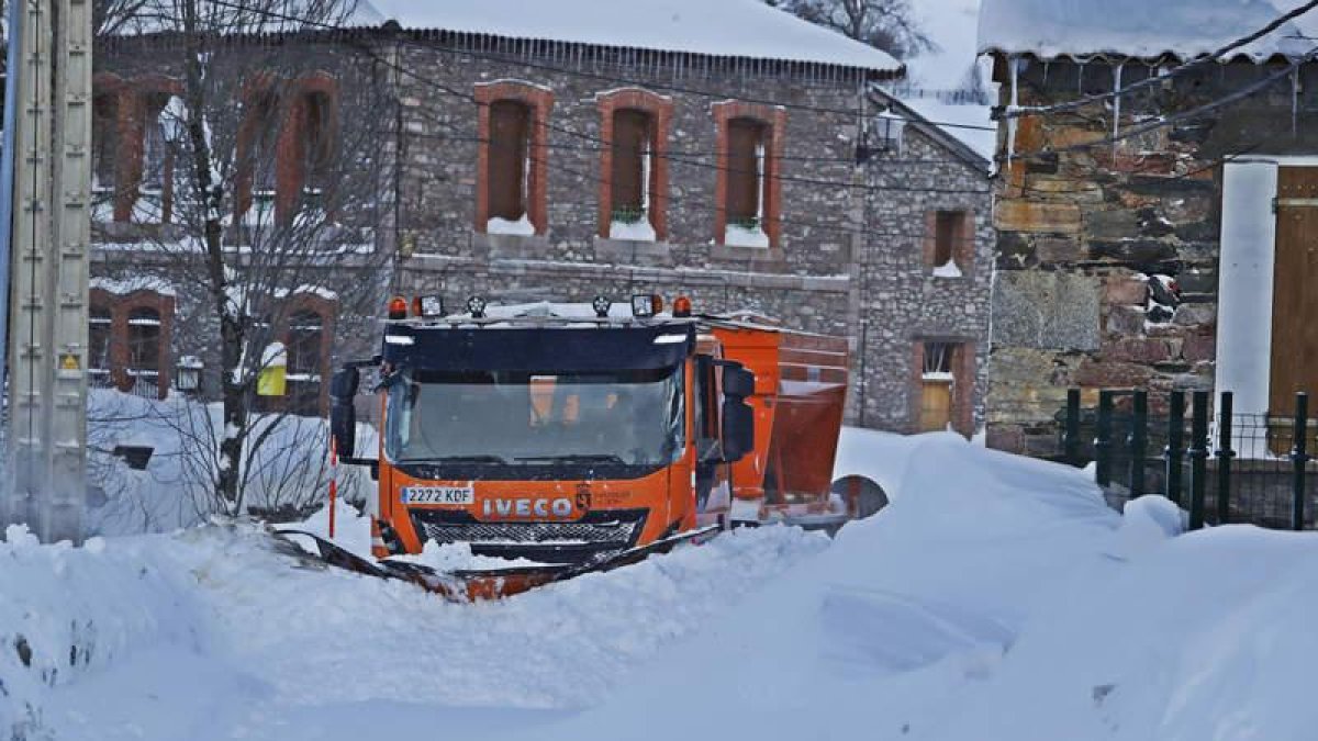 Las precipitaciones y el viento dejan importantes acumulaciones de nieve en pueblos como Cármenes, Pontedo o Canseco, donde se afanan en despejar carreteras y calles. RAMIRO