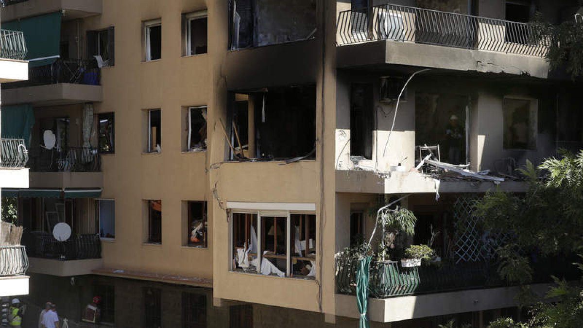 La explosión tuvo lugar en el segundo piso de este inmueble de Premià de Mar. ALBERTO ESTÉVEZ