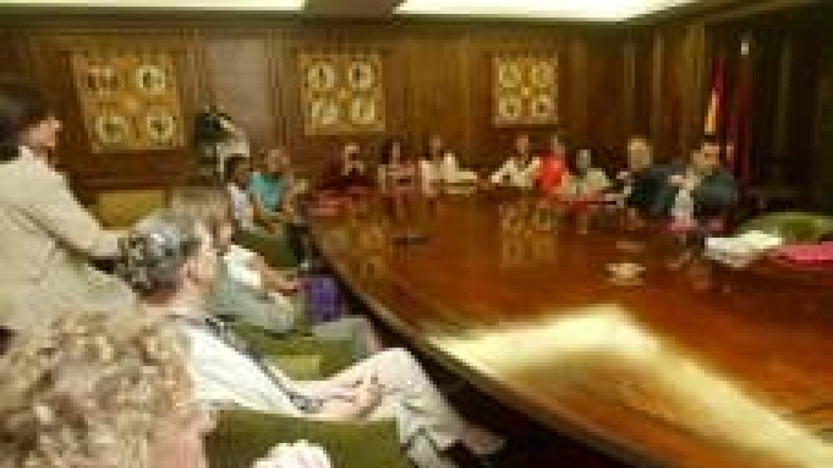 Ibán García recibió en el Ayuntamiento a los veinte profesores europeos