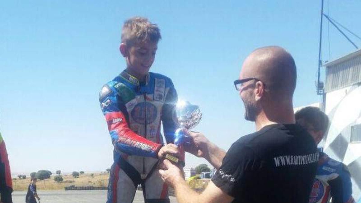 Sergio González recibe uno de sus trofeos en Segovia. DL