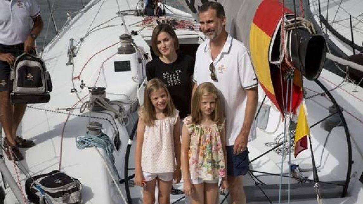 Felipe y Letizia, en el 'Aifos' con sus hijas Leonor y Sofía.
