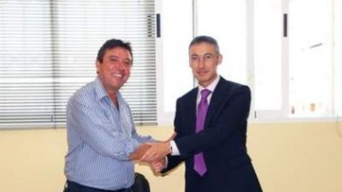 El director de zona de la Caja, ayer en la firma con Frutiber.