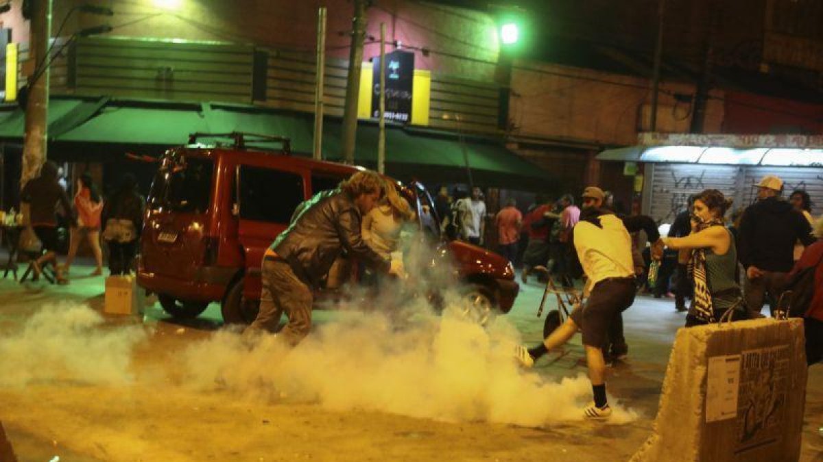 Enfrentamiento entre policía y simpatizantes de Dilma Rousseff, durante la protesta de este domingo en Sao Paulo.