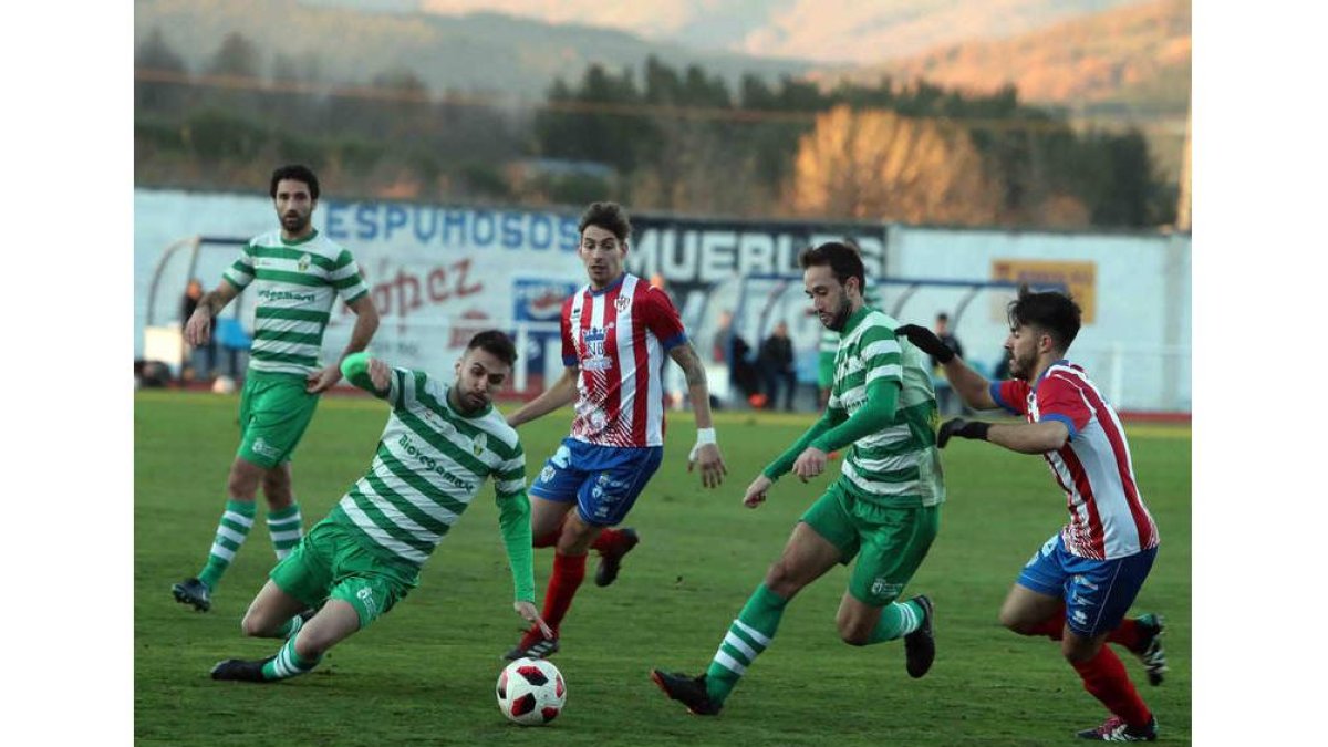 El excesivo juego en el centro del campo impidió ver ocasiones de gol en el derbi. ANA F. BARREDO