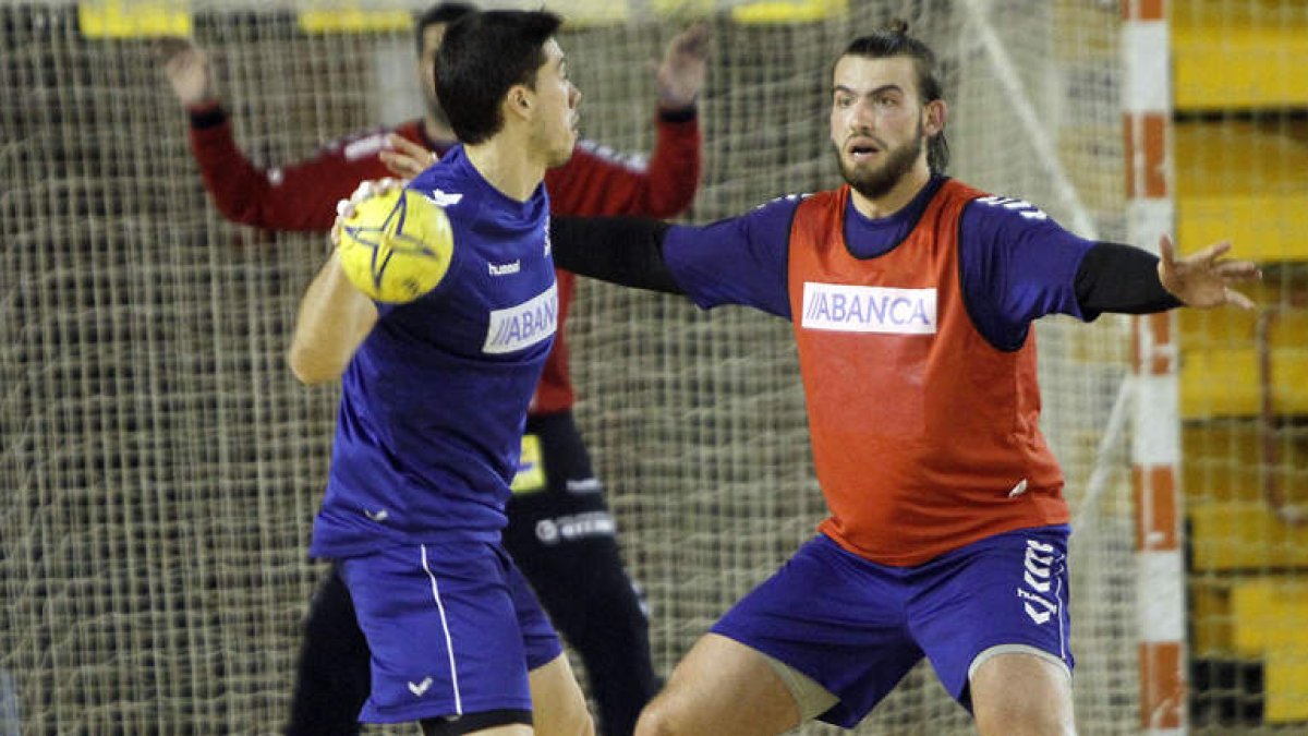 El pivote brasileño, Leo Almeida, habitual defensor en el centro, es de los jugadores del Ademar más excluidos.