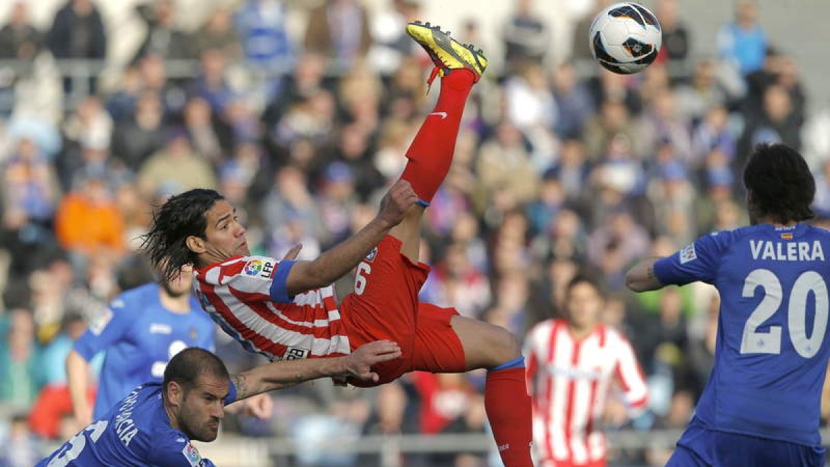 Radamel Falcao intenta un remate de chilena ante Alberto Lopo y Juan Valera.