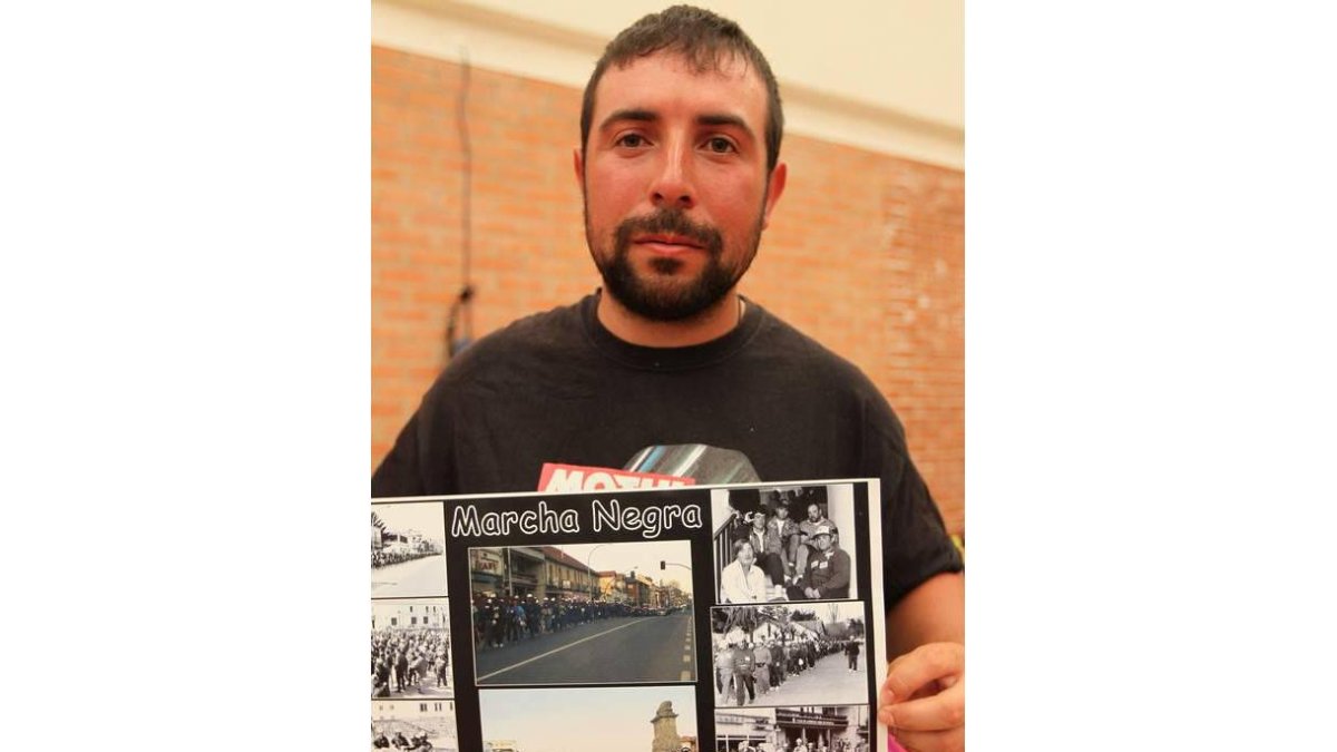 Quillo descubre a su padre en un álbum de la marcha del 92.