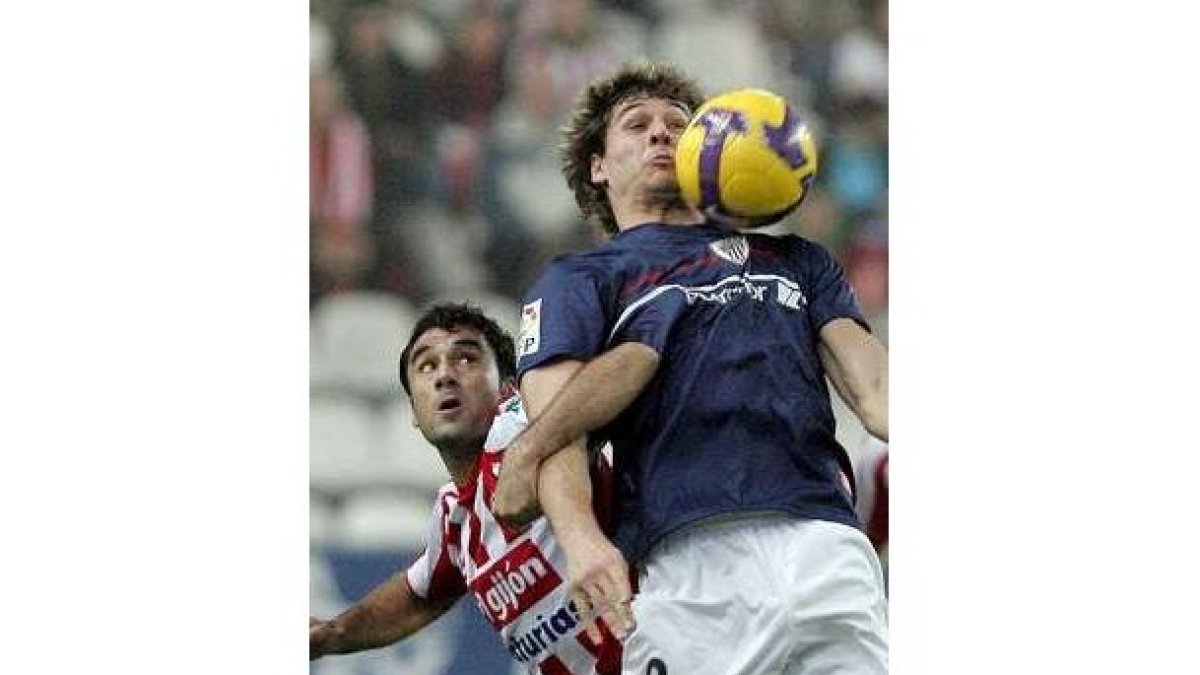 El delantero del Athletic Fernando Llorente controla el balón