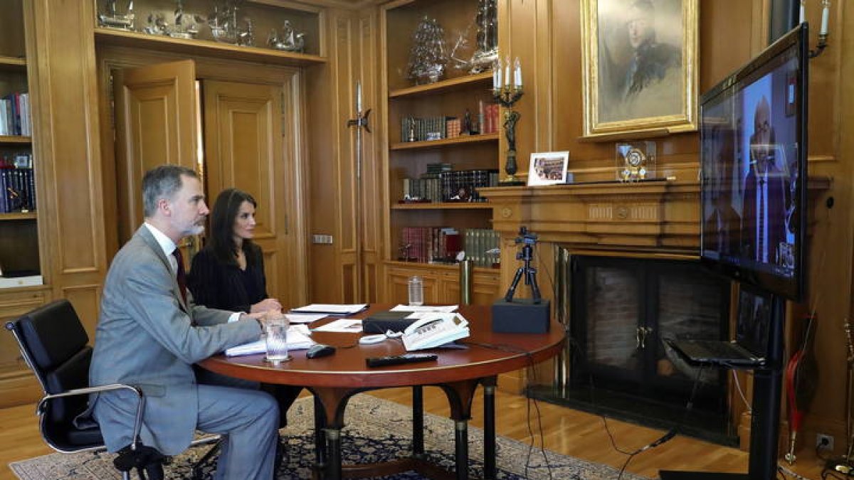 Los reyes conversan con Serafín Romero.