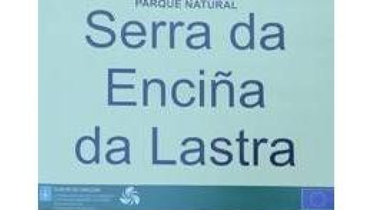 Primer plano de uno de los carteles, situados en La Lastra berciana