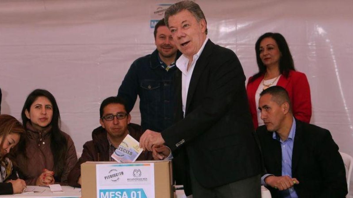 Santos deposita su voto en el referéndum, en Bogotá, este domingo.