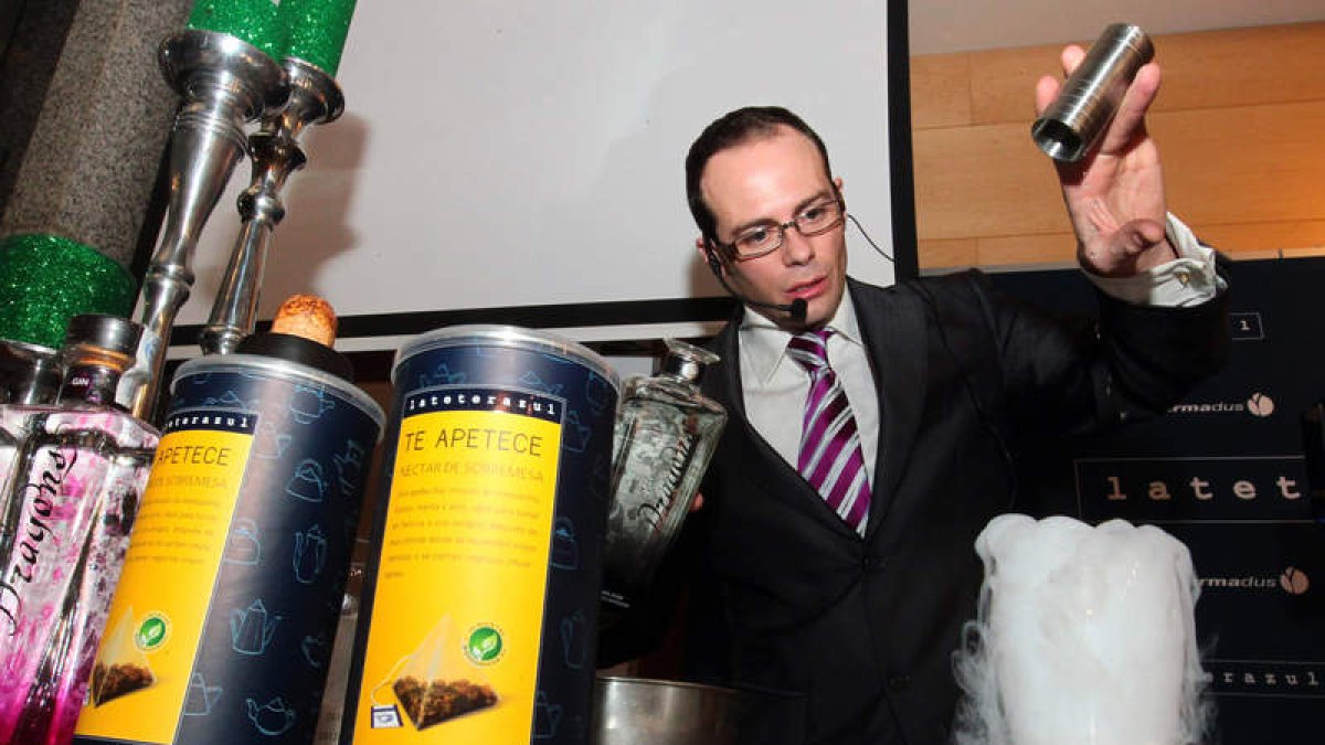 Lateterazul lidera las excelencias de las infusiones de Pharmadus también para coctelería, como demostró Rubén Hermoso.