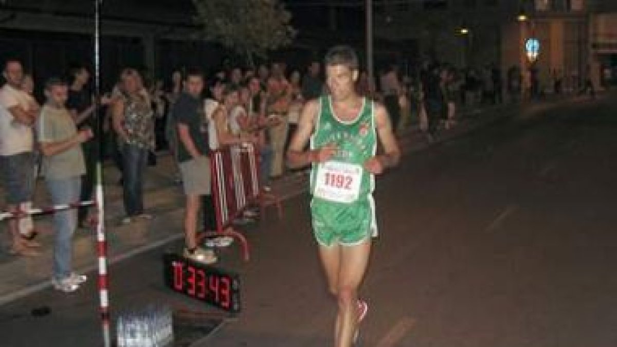 Eduardo Valcarce, ganador de la prueba de 10 kilómetros, en el momento de entrar en meta.