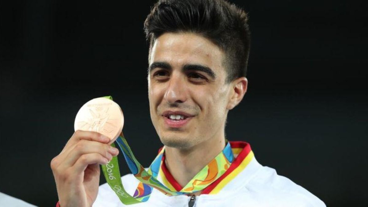 Joel González, con su bronce.