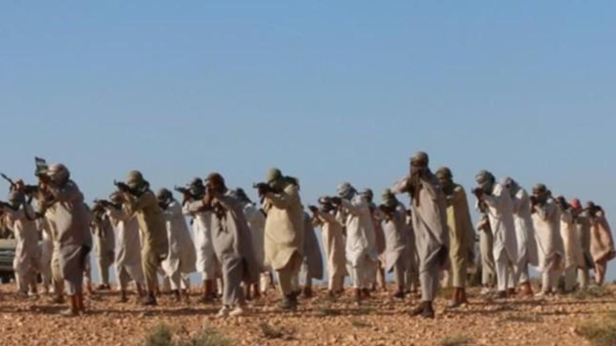 Miembros del Estado Islámico en un campo de entrenamiento en Libia.