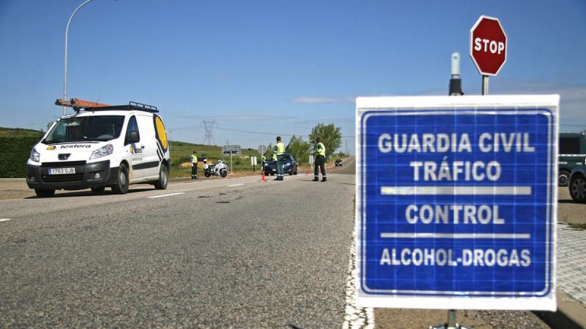 Control de alcoholemia y drogas en una carrereta de León