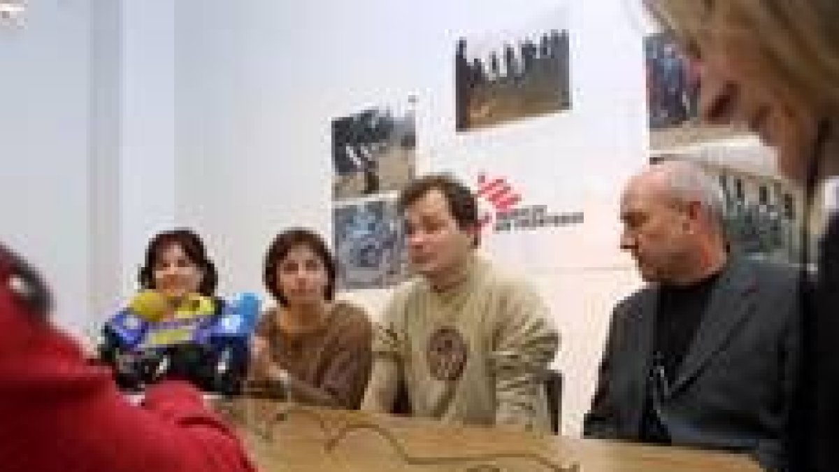Una de las fundadoras de Skené Teatro (izquierda) junto a responsables de Médicos Sin Fronteras ayer