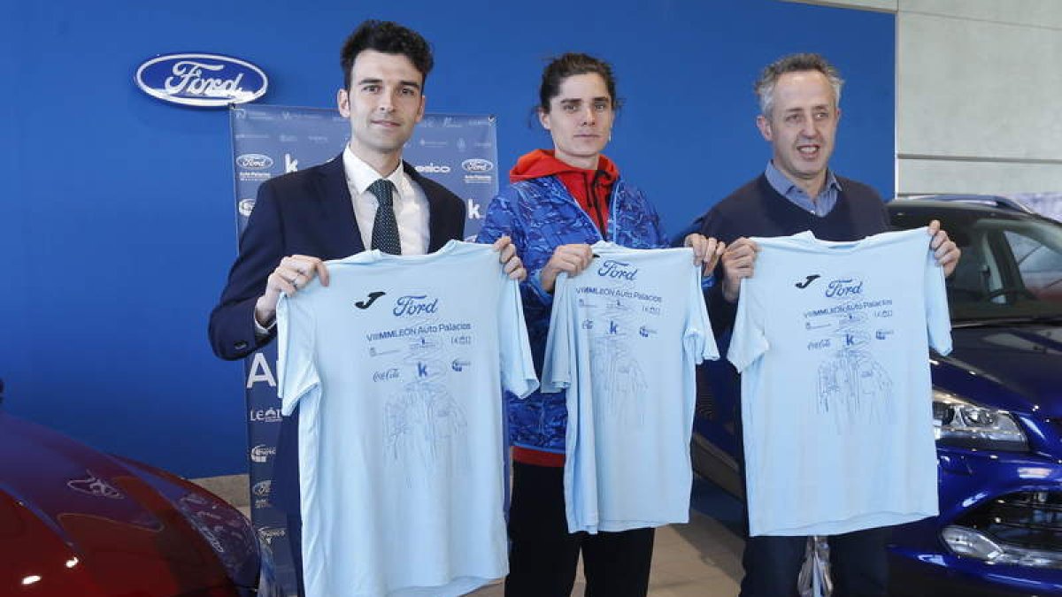José Raúl Gutiérrez, Roberto Aláiz y Luis Cueto en la presentación de la camiseta en Auto Palacios. JESÚS