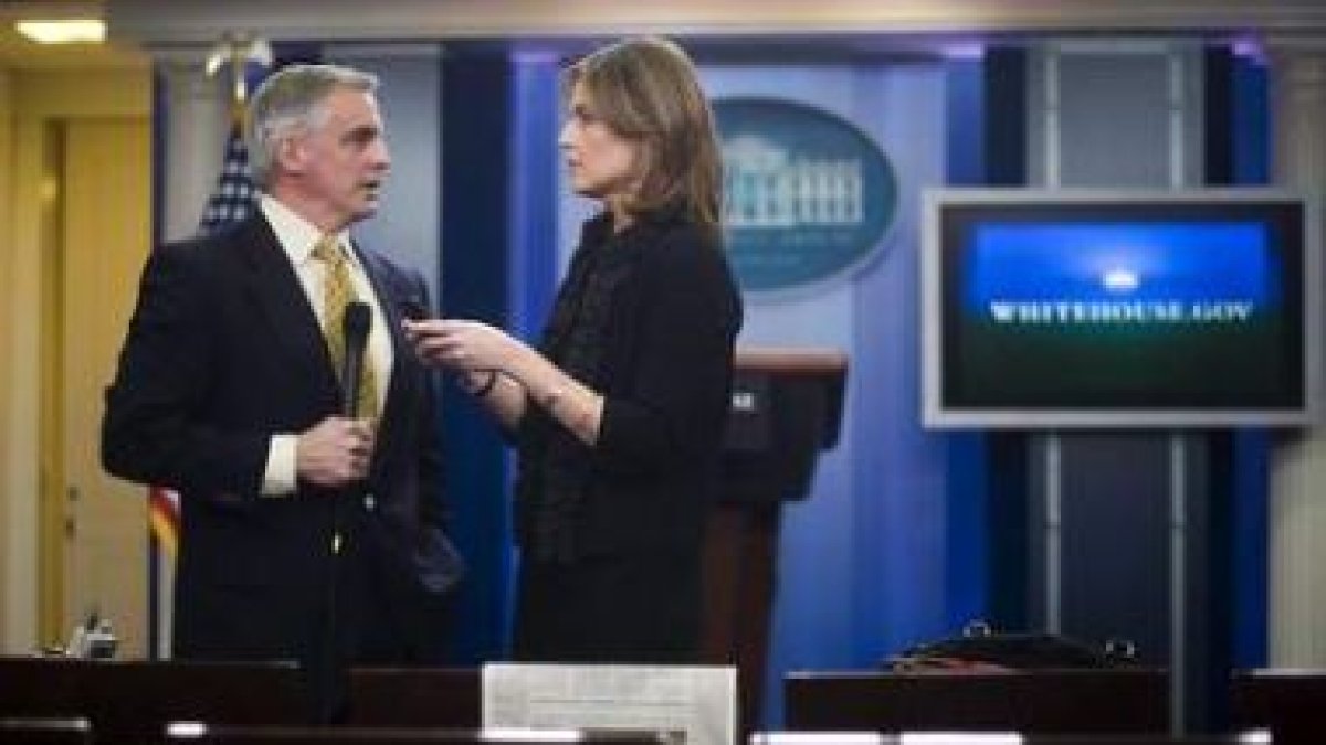 Unos periodistas charlan sobre la visita de Obama a Afganistán antes de un informativo.