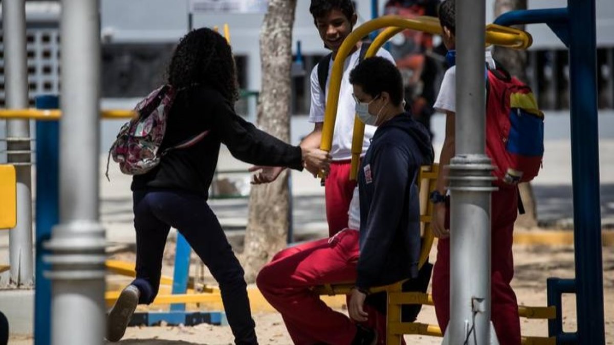 Un grupo de adolescentes se encuentran a la salida de clase. EFE