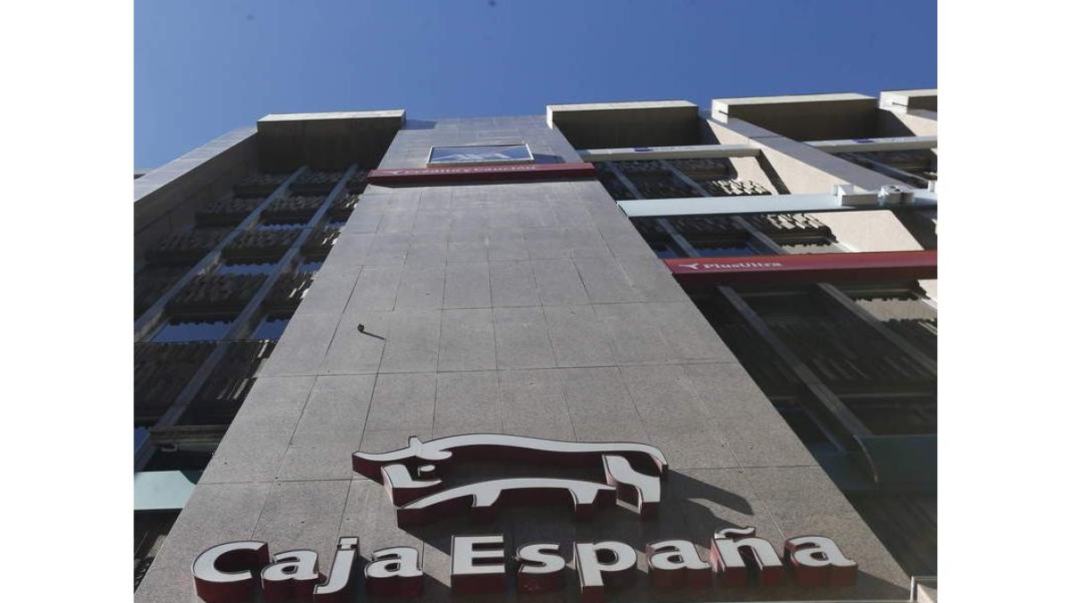 España Duero firmó ayer un convenio con la Universidad. JESÚS