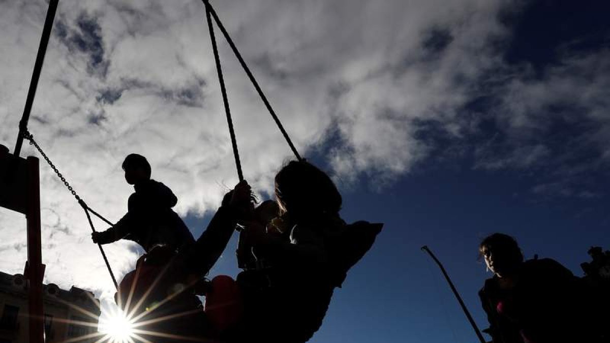 Imagen de unos niños jugando en el parque. JESÚS DIGES