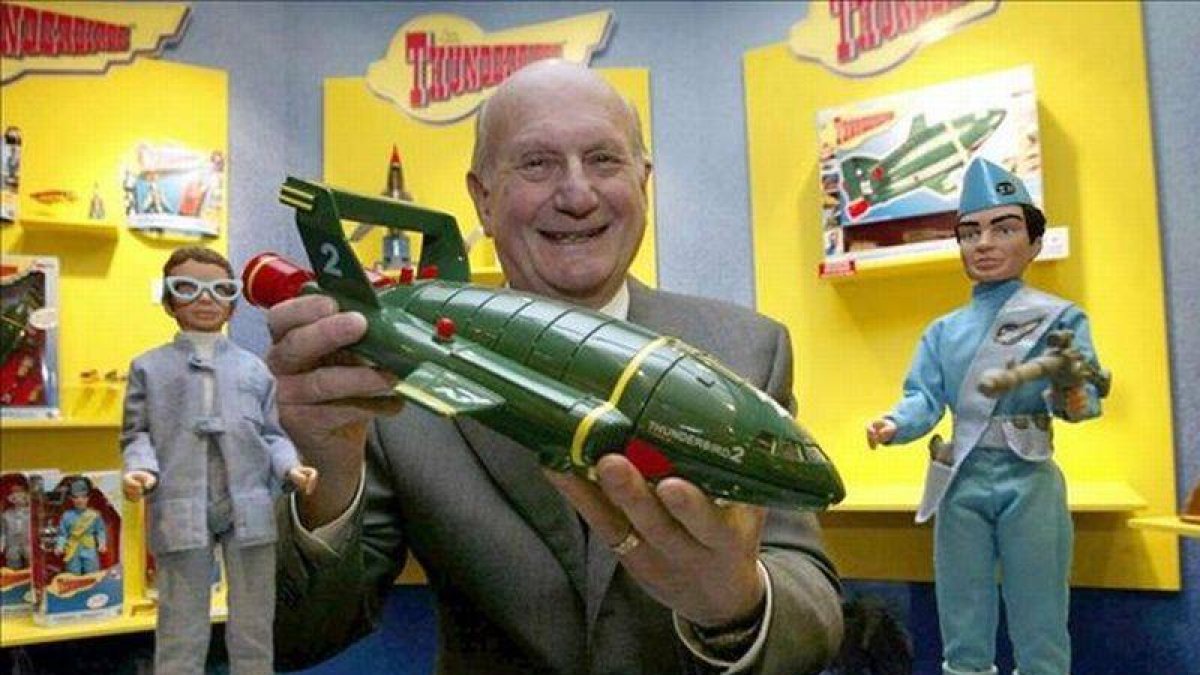 Gerry Anderson, con algunos de los personajes de 'Guardianes del espacio', en el 2005, cuando se cunplieron los 40 años del estreno de la serie.
