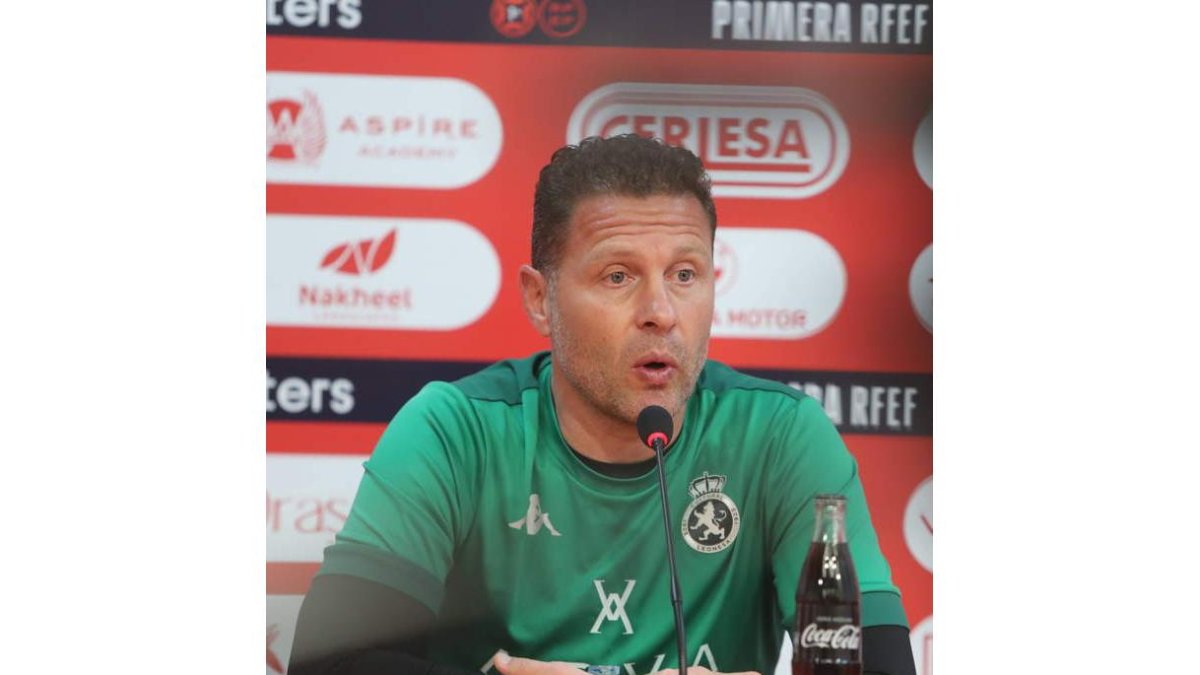 Curro Torres durante un momento de la rueda de prensa ofrecida en la mañana de ayer. RAMIRO