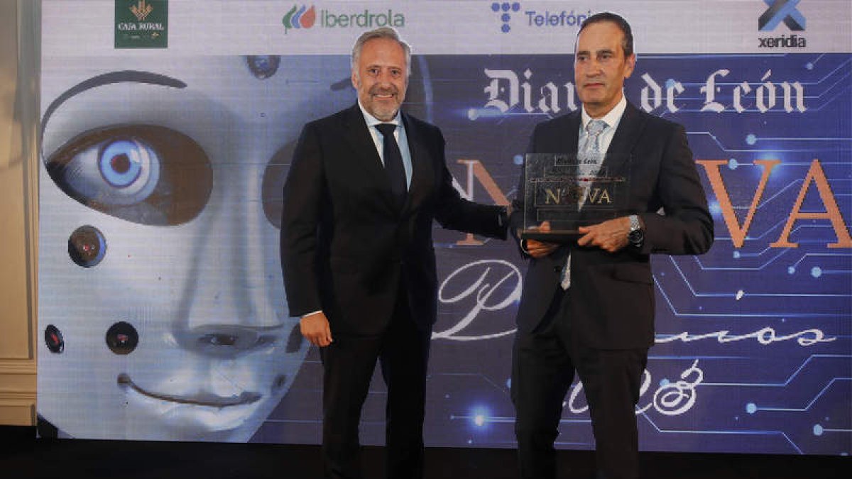 Carlos Pollán entregó a Juan José Rubio el premio Innova de Agroalimentación 2023 por la labor de Bioactinotec. ramiro