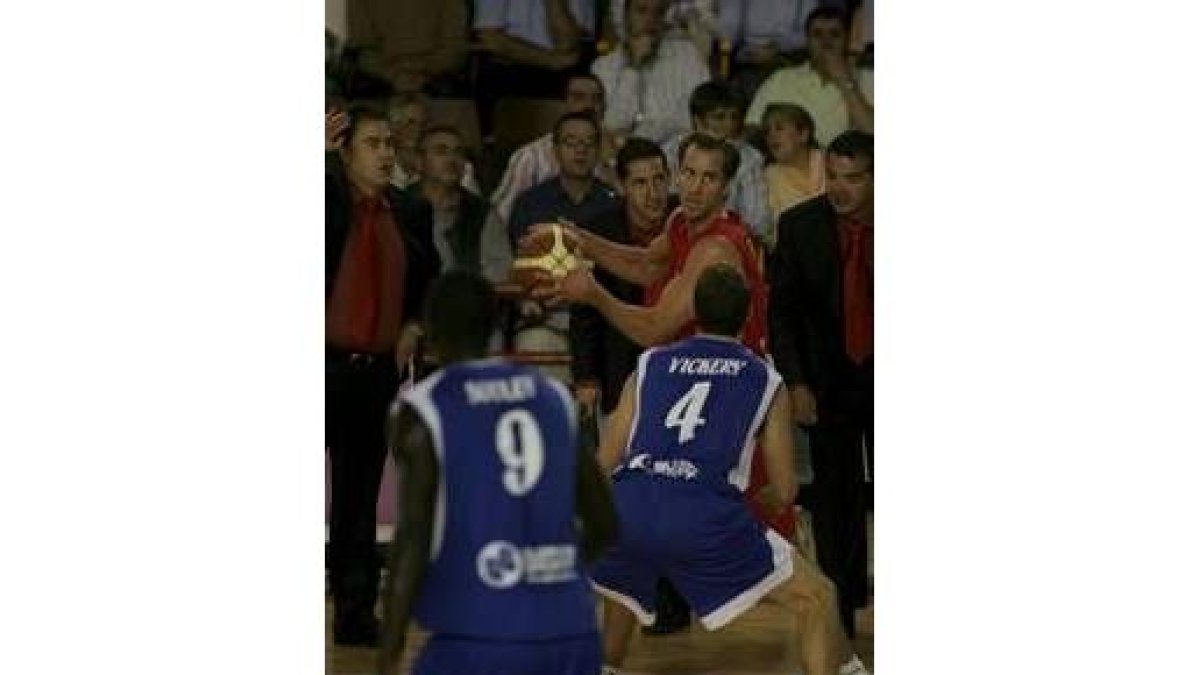 Barry dirige una jugada alentado por el cuerpo técnico del equipo